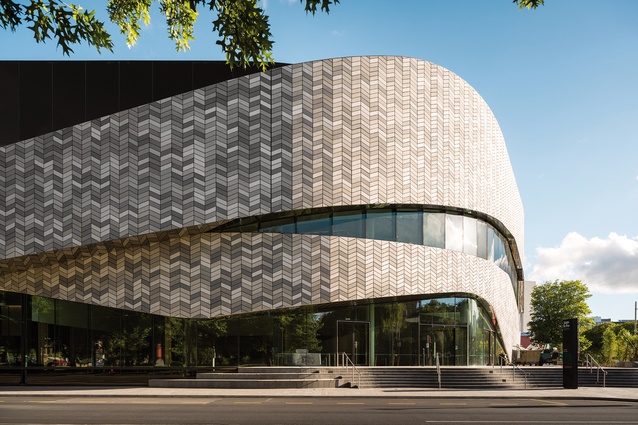 The sweeping, overlapping exterior planes of Te Pae hover above its north-west entrance. From close-up, however, the geometric tile pattern dominates, disrupting the impression of smoothly flowing surfaces.