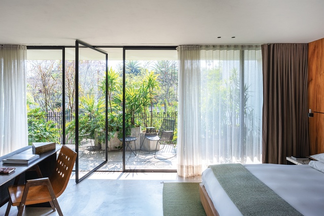 While the overall expression is brutalist, there’s a definite nod to mid-century modernism in each level’s distinct horizontality and floor-to-ceiling glass windows and doors.
