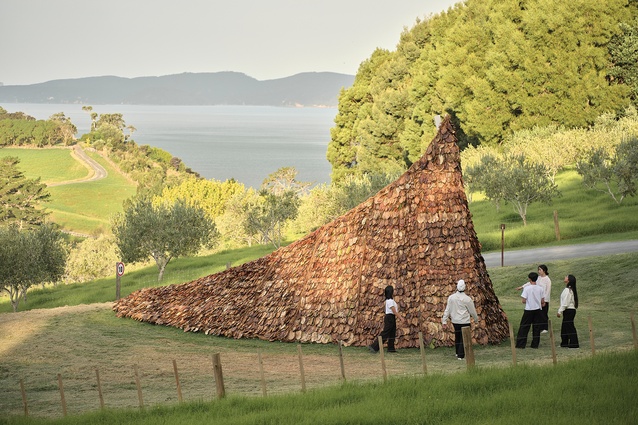 Positioned at the entry to Brick Bay, the Folly is cloaked with 7000 pukanui, akapuka and
magnolia leaves.