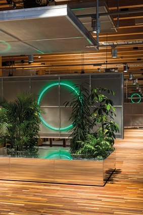 Circl – a pavilion completed in September of 2017 – is based on the principles of the circular economy. Its interior was designed by DoepelStrijkers.