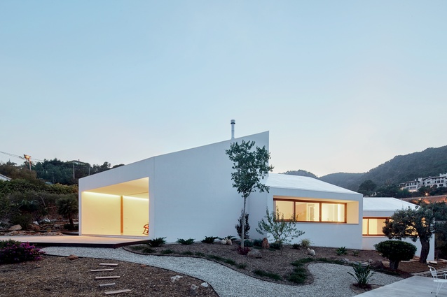 The MM House, designed by Architecture Lab (OHLAB), is located on the beautiful Spanish island of Mallorca.