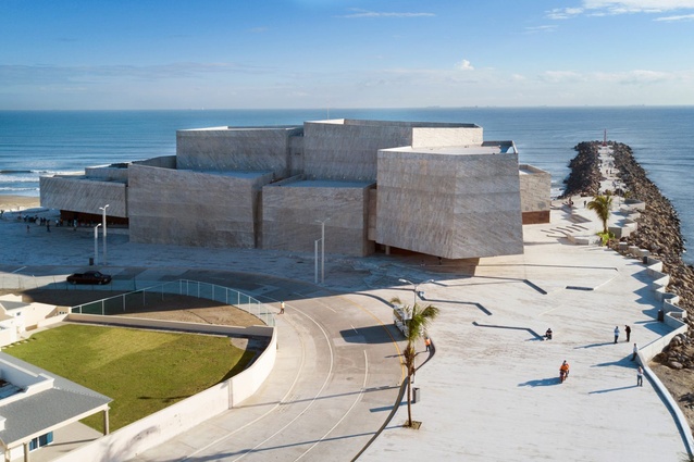 Foro Boca, Boca del Rio. The building's geometric shape – comprising different-sized blocks and angular walls – references the rocky edge of the sea wall.