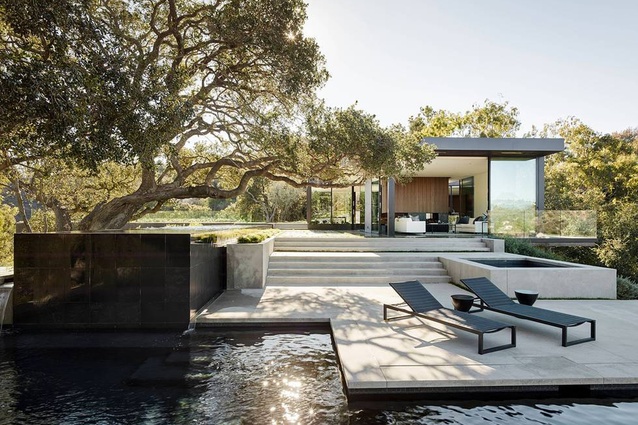 A modernist masterpiece in Beverly Hills, California that responds to its natural environment with flair and sculpture. 