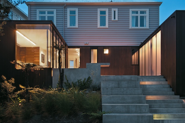 The contrast between the existing house and the new addition, as seen when viewing the exterior of the addition, was a conscious decision by Sexton. 