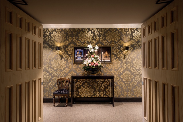 The entrance to the adjoining events space continues the regal style of the theatre. A botanical-print wallpaper by Swinson adds a 
modern touch. 