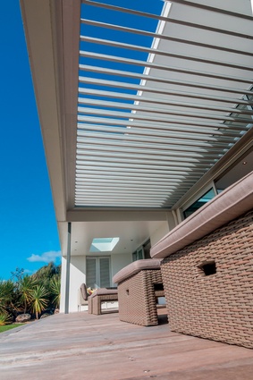 The strong horizontal lines of the louvres are perfect for the beach environment and allows the space to be used in various weather conditions.