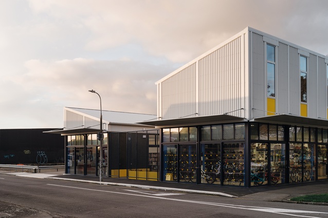 Located on a corner site, the ground-floor retail and workplace tenants of this mixed-use project activate the streetscape while, above,
the apartment is designed for adaptive re-use.