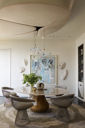 On the focal wall, Rogan Gregory’s unique terrazzo sculpture forms a corolla around George Condo’s <em>Female Composition</em>. The chairs are <a 
href="https://www.studioitalia.co.nz/products/platner-dining-chair"style="color:#3386FF"target="_blank"><u>Platner Dining Chairs</u></a> (available in New Zealand from Studio Italia).