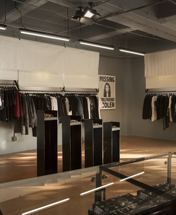 Industrial, sleek lines: the display units add horizontality and a sense of direction to the store.