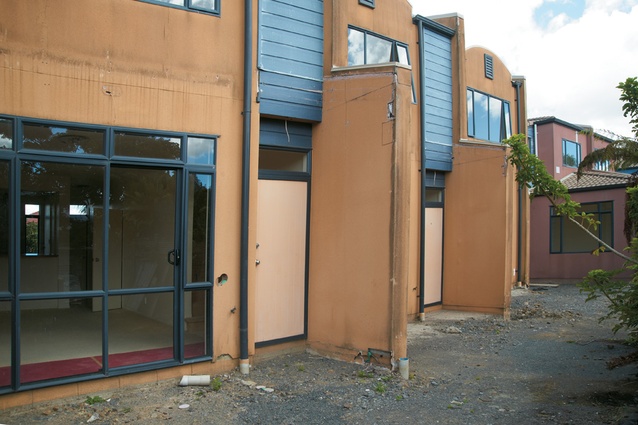 The scope of the work included removing all roof and wall claddings and plastered facades, decks and windows.