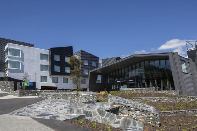 Shortlisted - Commercial Architecture: Holiday Inn Express & Suites Queenstown by McAuliffe Stevens
