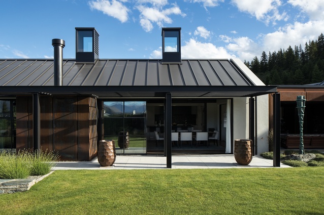 The house has a rustic feel that fits with the Otago landscape. Weathered Corten is used on the exterior cladding of the house alongside a tinted plaster.