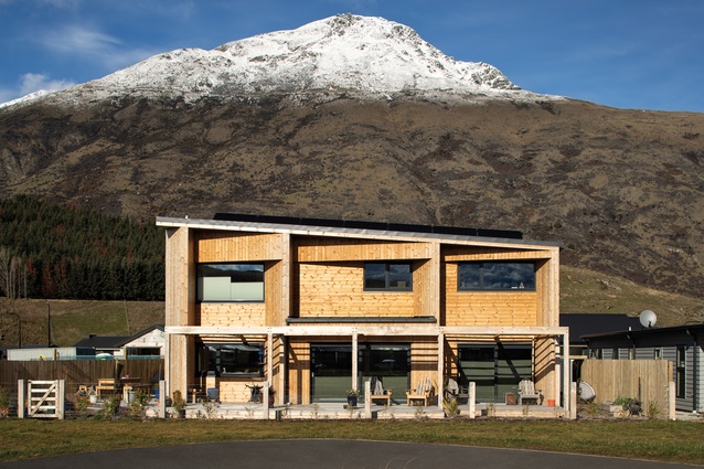 Located below the Remarkables mountain range, the Shotover passive house stays at a regular 20 degrees in all seasons.