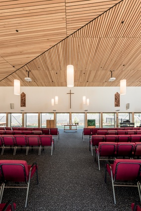 The altar and seating can be configured in different arrangements within the worship hall, enabling it to be used for a variety of activities. 