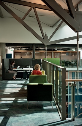 The edges of the atrium are furnished with casual workstations and areas for impromptu chats. The sixth floor is very light and airy, with high ceilings that encompass sculptural structural elements.
