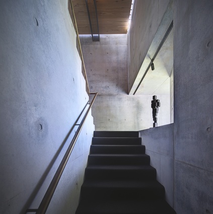 The central stairwell is designed as a platform for selected artworks. Sculpture: Antony Gormley.