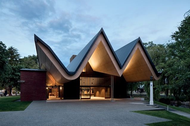 The folded geometry of the chapel’s roof, with its ridges and valleys, is reminiscent of the first church buildings in Canterbury, the ‘V-huts’.