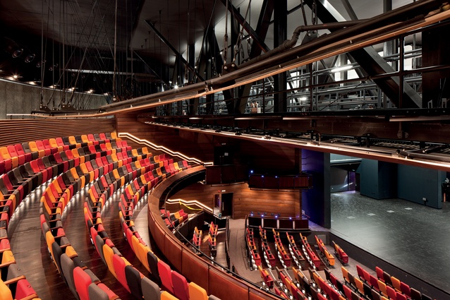 Multi-coloured seats create the appearance of a full theatre and are arranged in an arc, so theatre-goers can gain a sense of the audience’s shared presence. 