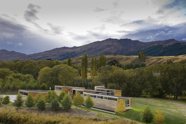 The Ritchie house is comprised of a number of connected pavilions, whose forms are an abstraction of the surrounding hills and mountains. 