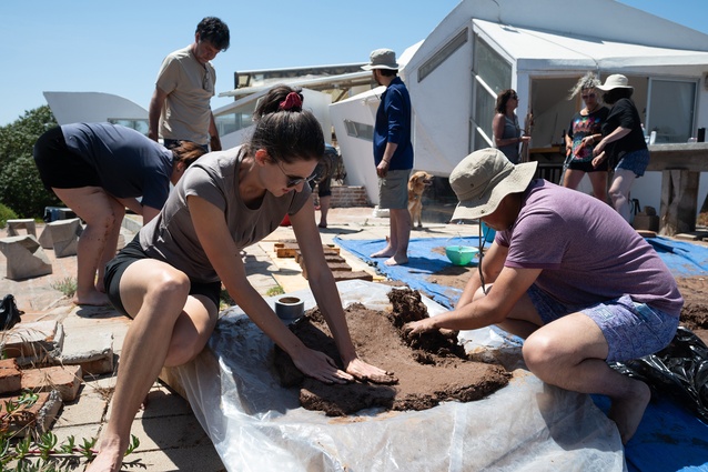 Tessa Forde of pre:fab instructs Rodrigo Daine, Andrés Garcés and others in light adobe construction techniques at La Ciudad Abierta.