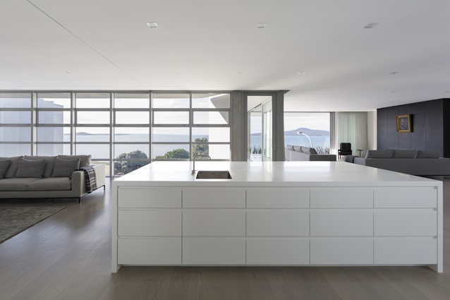 From the kitchen island the owners can communicate with all other living spaces, making it the hub of the apartment. 