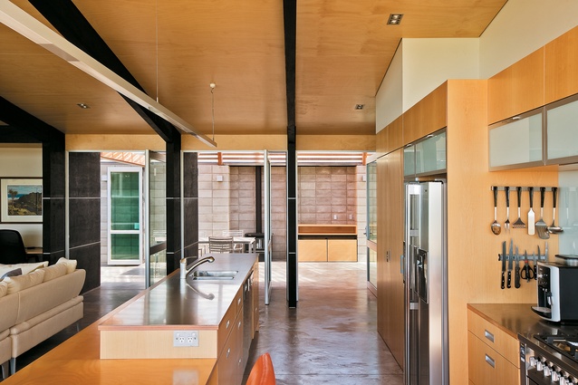 Plywood panels give warmth to the kitchen
and living area. 