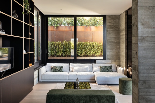 The smaller living space features the Bristol sofa, available from <a 
href="https://www.studioitalia.co.nz/products/Poliform-bristol-sofa"style="color:#3386FF"target="_blank"><u>Studio Italia</u></a>. This configurable sofa is characterised by its wraparound double backrest cushions and its elegant, slim arm rests.