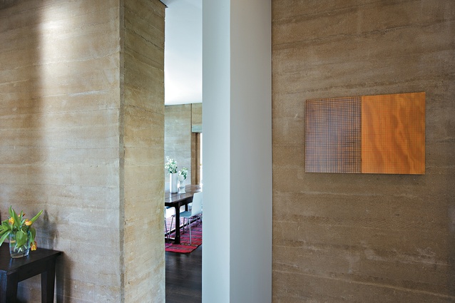 The use of bandsawn timber for the walls’ formwork accentuates the rawness of the material.