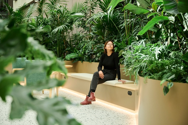 A meandering path created by curving planter beds envelops visitors amongst the greenery and encourages a slower pace. Subtle uplighting emphasises the garden’s curves.