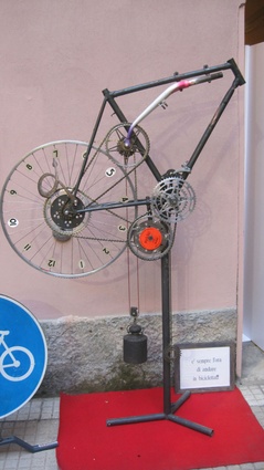 Bicycle clock exhibit at Fritz Hansen (Brera).