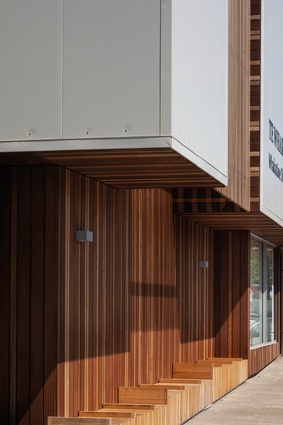 A nod to continuity – the same timber cladding and street-edge seating used at the library is also employed at the museum.