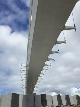 The non-parallel alignment of arch and footbridge allows the deck of Te Whitinga to ‘float’ in space.