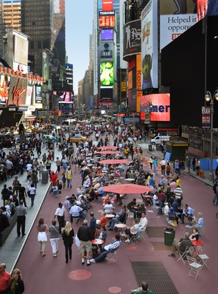 After: Times Square, 2008. The City of New York engaged Gehl to promote quality of life and liveability in the city through recommendations, design guidelines and implementation.