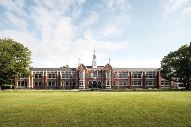 The Main Block viewed from the north; the school’s World War I memorial shrine, dedicated four months before the school opened on its new site, is aligned across playing fields with the building’s central axis.