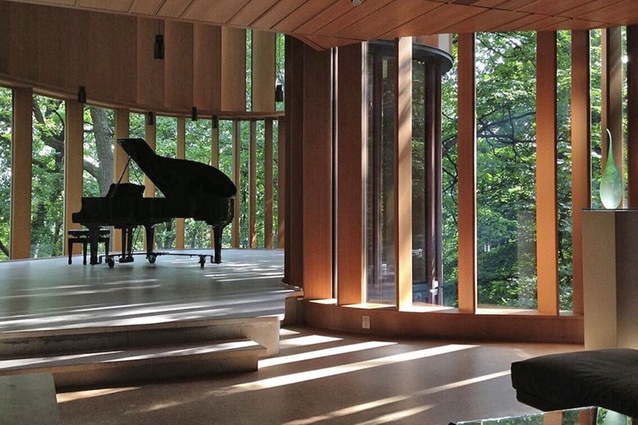 The vertical wood fins found throughout the residence reflect the tree trunks of the forest backdrop which blurs the line between architecture and landscape.