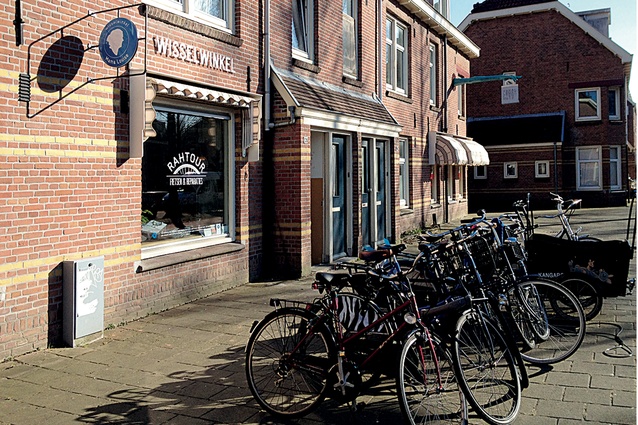 Wisselwinkel (‘shift shop’) in Amsterdam’s Van der Pek neighbourhood is a retail space which hosts a new local entrepreneur every 
six months.