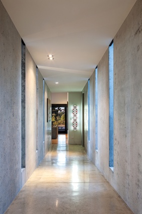 Lynch Street is a multigenerational family house of two boat sheds, one perched on top of a cast in-situ base.