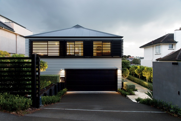 Weatherboards and corrugated iron reference the original 1930s dwelling, while the colour scheme and fixed louvres impart a contemporary look.