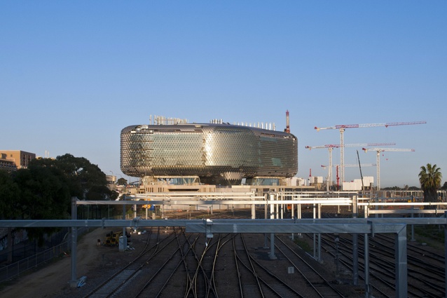 The SAHMRI interacts with its surroundings, including Adelaide’s public transport, cycling and walking networks.