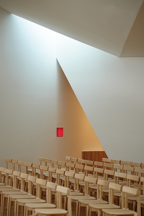 The two side chapels, situated symmetrically on either side of the east-west axis of the diamond floor plan, are signalled from above with small triangular skylights and accessed via open triangular doorways.