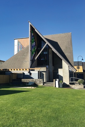 The chapel took influences from the Māori whare, including its low eaves and central pole.