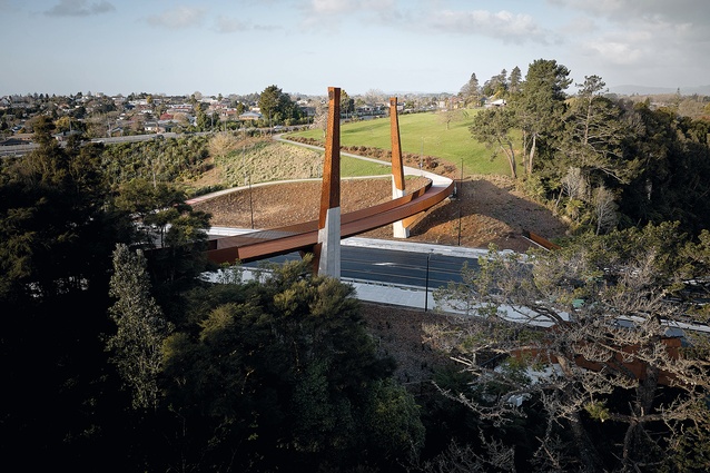 The smaller of two bridges, Taurapa lifts pedestrian and cycle crossing above the new river- crossing bridge, presenting a gateway to the new suburb.