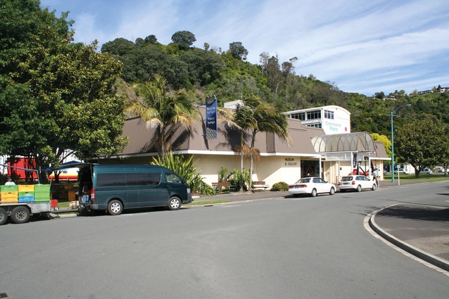 The first Whakatāne Museum on Boon Street was opened in 1972 and was extended in 1991 with a gallery, a reading room and more storage.