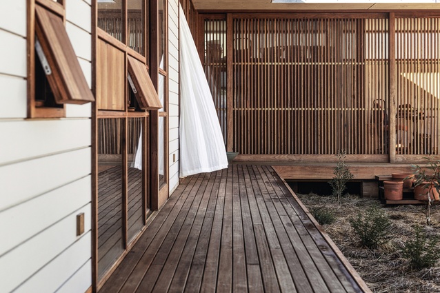 A series of timber battened screens mediates between the home’s interior and exterior zones.