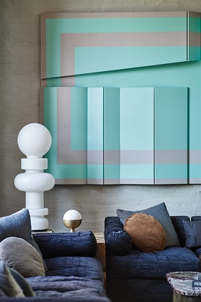 The turquoise-grey Robert Moreland work in the living room has a brightening effect.