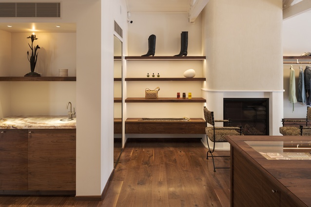 The materiality of the space showcased, a mixture of curated second hand furniture and bespoke wood crafting mix homely welcomeness with assured luxury. 