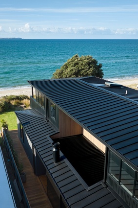 Durability was key for this new home, positioned right beside the sea. COLORSTEEL<sup>®</sup> Altimate<sup>®</sup> Ebony in a Steel and Tube Battenlok profile provided the ideal solution.