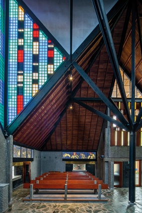 Described as a “poignant demonstration of canopy and cave”, the ceiling’s exposed rafters and matai sarking contrast with the concrete walls and serpentine marble floor.