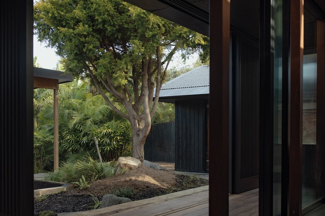 Contrasting materials to the central space: sharp to thick, smooth to uneven.