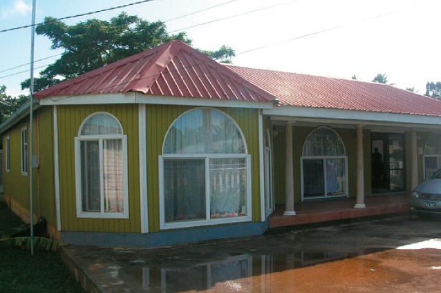 The use of Western-style windows on fale Tufitufi. 